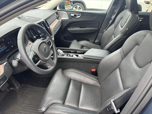 2023 Volvo XC60 B5 Ultimate Bright Theme