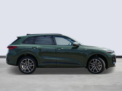 District Green Metallic 2026 Audi Q5 Premium Plus TFSI quattro S tronic