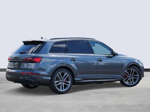 Daytona Gray Pearl Effect 2026 Audi Q7 55 Prestige