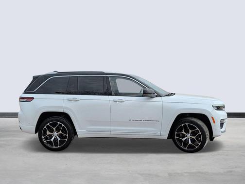 2022 Jeep Grand Cherokee Summit