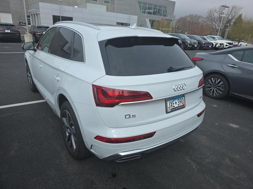 Glacier White Metallic 2023 Audi Q5 45 S line Premium