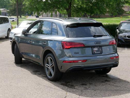 Daytona Gray Pearl Effect 2024 Audi Q5 e 55 S line Prestige