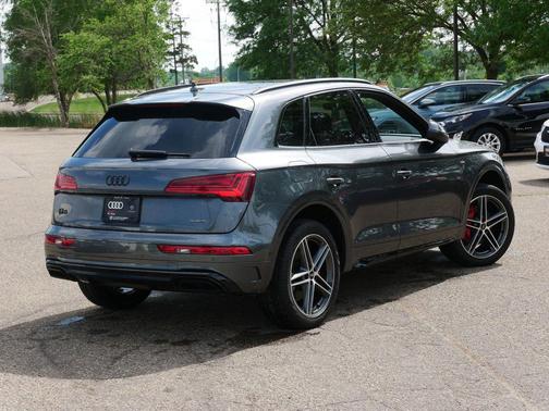 Daytona Gray Pearl Effect 2024 Audi Q5 e 55 S line Prestige