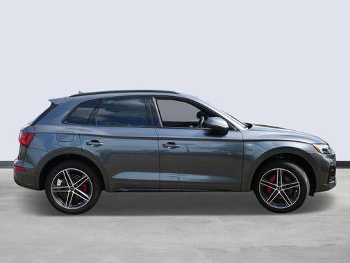 Daytona Gray Pearl Effect 2024 Audi Q5 e 55 S line Prestige