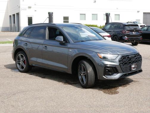 Daytona Gray Pearl Effect 2024 Audi Q5 e 55 S line Prestige