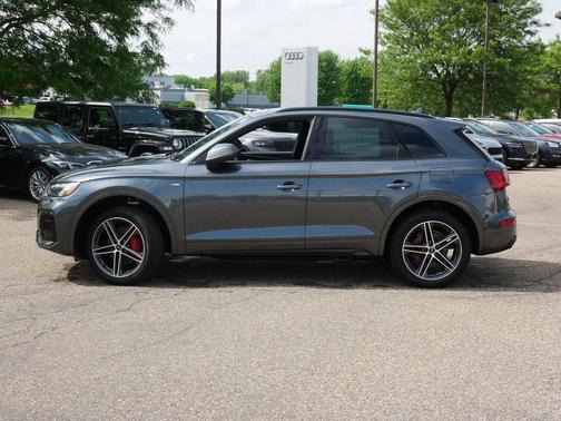 Daytona Gray Pearl Effect 2024 Audi Q5 e 55 S line Prestige