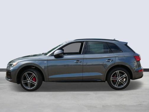 Daytona Gray Pearl Effect 2024 Audi Q5 e 55 S line Prestige