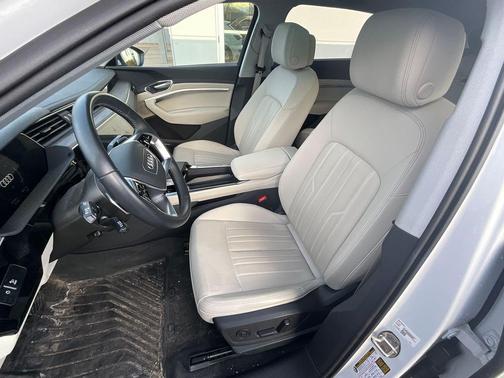 Glacier White Metallic 2024 Audi Q8 e-tron Premium Plus