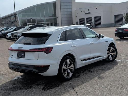 Glacier White Metallic 2024 Audi Q8 e-tron Premium Plus