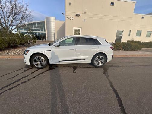 Glacier White Metallic 2024 Audi Q8 e-tron Premium Plus