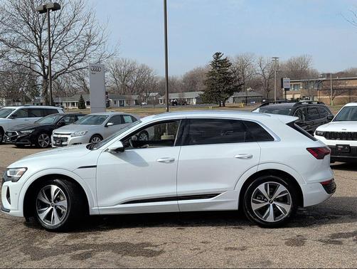 Glacier White Metallic 2024 Audi Q8 e-tron Premium Plus