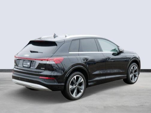 2022 Audi e-tron Premium Plus