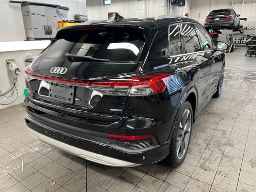 2022 Audi e-tron Premium Plus