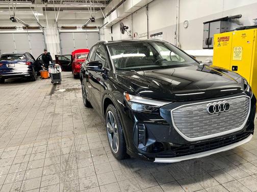 2022 Audi e-tron Premium Plus