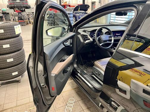 2022 Audi e-tron Premium Plus