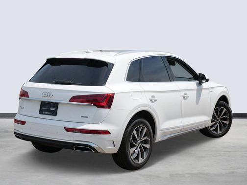 Ibis White 2023 Audi Q5 45 S line Premium Plus