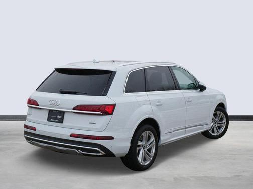 2023 Audi Q7 45 Premium Plus