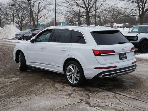 2023 Audi Q7 45 Premium Plus