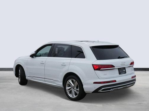 2023 Audi Q7 45 Premium Plus