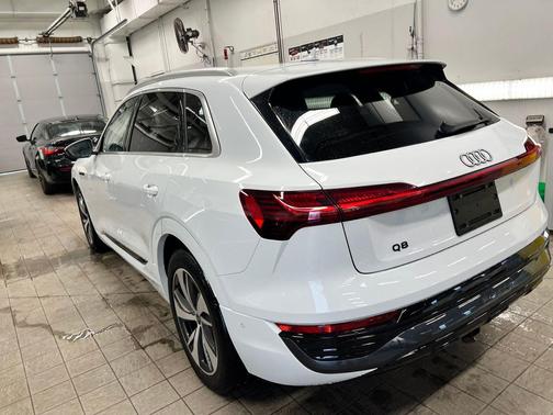 2024 Audi Q8 e-tron Premium Plus