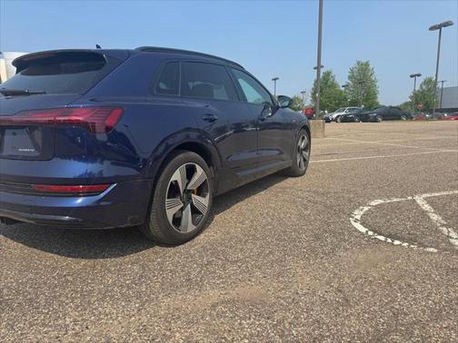 2022 Audi e-tron Premium Plus