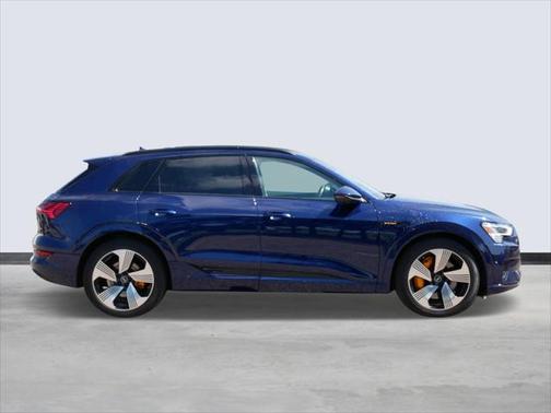 2022 Audi e-tron Premium Plus