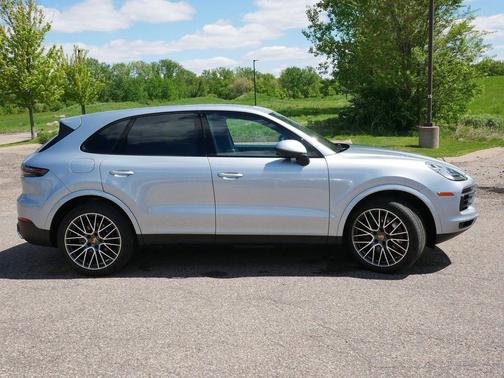 Dolomite Silver Metallic 2023 Porsche Cayenne Cayenne