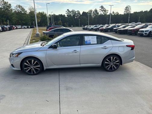 2022 Nissan Altima SR FWD