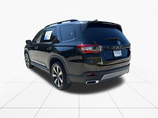 Crystal Black Pearl 2023 Honda Pilot AWD Elite