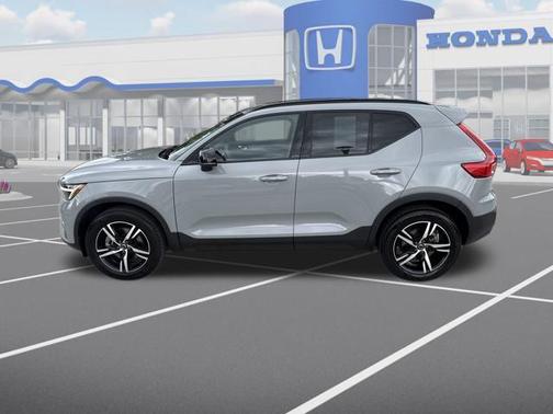 2024 Volvo XC40 B5 Core