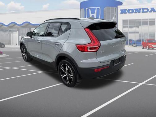 2024 Volvo XC40 B5 Core