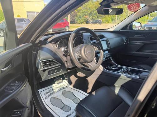 2019 Jaguar XE 25t 4dr Sedan