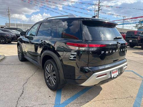 2022 Nissan Pathfinder SL 2WD