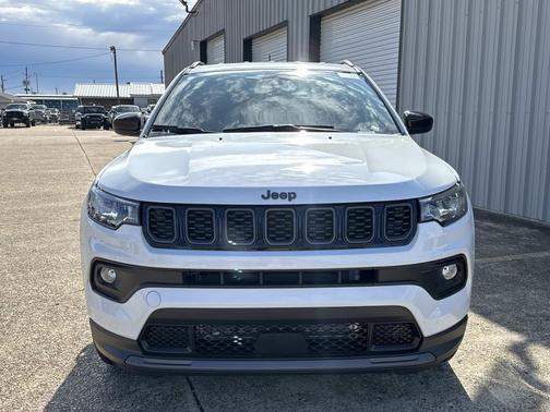 Bright White Clearcoat 2026 Jeep Compass Latitude