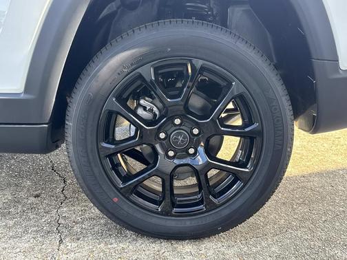Bright White Clearcoat 2026 Jeep Compass Latitude