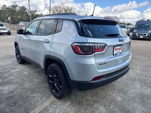 Silver Zynith Metallic Clearcoat 2026 Jeep Compass Latitude