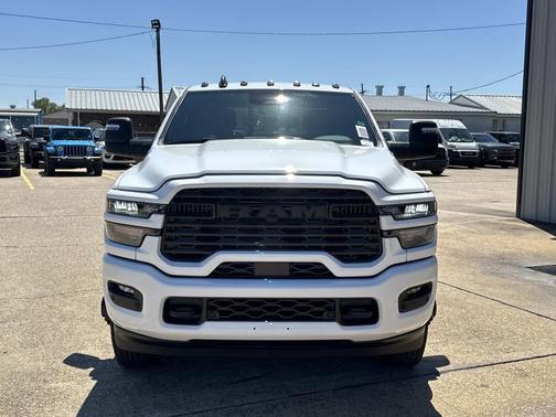 Bright White Clearcoat 2026 RAM 3500 Big Horn Crew Cab 4x4 8' Box