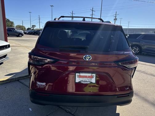 2025 Toyota Sienna LE