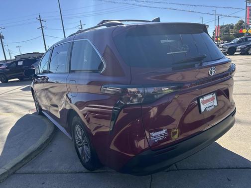 2025 Toyota Sienna LE