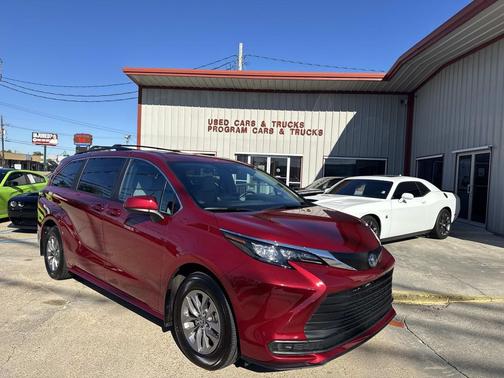 2025 Toyota Sienna LE