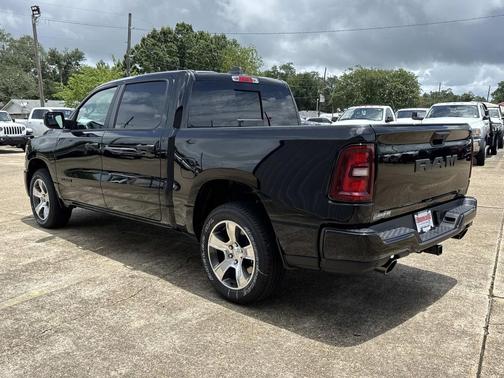 Diamond Black Crystal Pearlcoat 2026 RAM 1500 Express