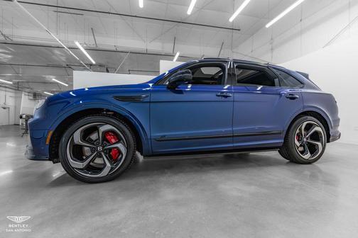 Light Sapphire 2025 Bentley Bentayga