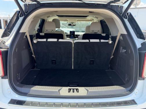 White Metallic 2021 Ford Explorer Platinum