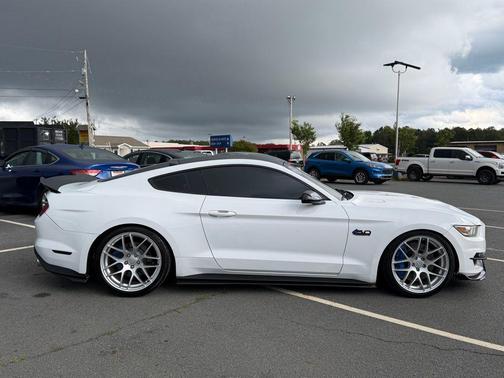Oxford White 2017 Ford Mustang GT
