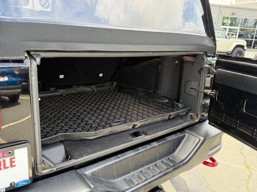 Black Clearcoat 2016 Jeep Wrangler Unlimited Sahara