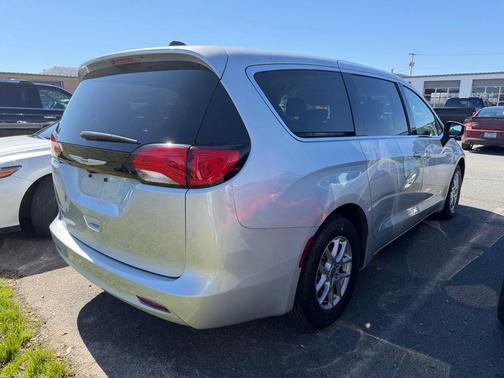 2024 Chrysler Voyager LX