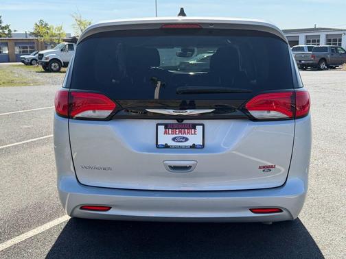 2024 Chrysler Voyager LX