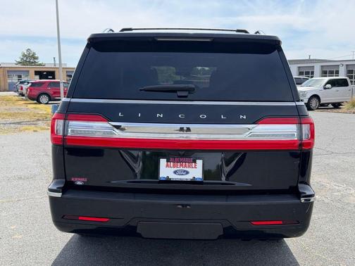 Black Metallic 2019 Lincoln Navigator L Reserve