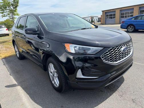 Black Metallic 2024 Ford Edge SEL