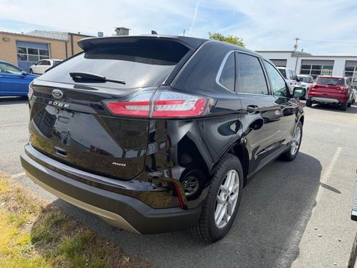 Black Metallic 2024 Ford Edge SEL
